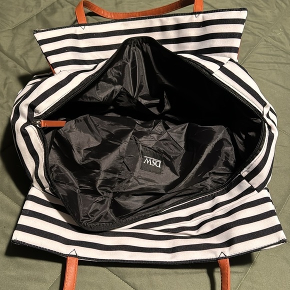 DSW Weekender Bag NWOT - Picture 3 of 3